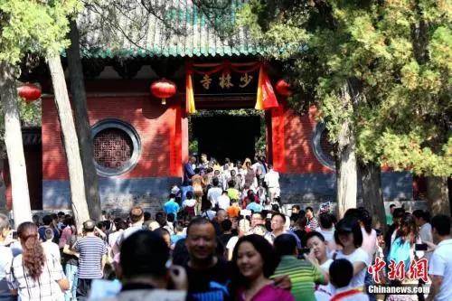 9月20日起，嵩山少林寺景区门票价格由100元降为80元。（资料图）中新社记者 王中举 摄