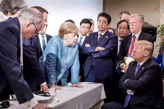 今年G7峰会，一张特朗普遭G7其他六国“围攻”的照片引发人们热评