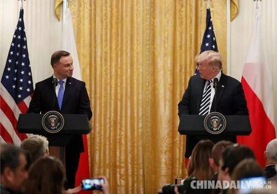 波兰总统杜达（左）在白宫会见特朗普 图源：华盛顿邮报