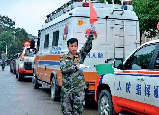 （资料图）湖南郴州市的一次防空演练。人防系统看似“冷衙门”，其实也有很多权力寻租的空间。图/中新