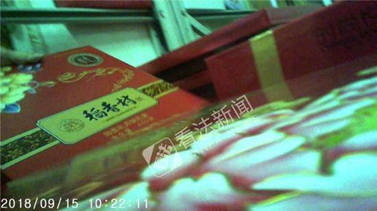 岳各庄批发市场小食品城卖的“河稻”