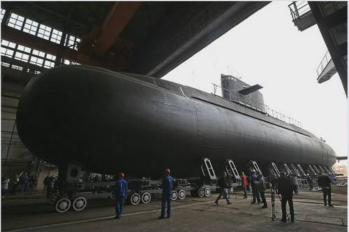 下水仪式上的“喀琅施塔得”号常规动力潜艇（塔斯社）