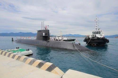 黑潮”号潜艇抵达金兰国际港口（图片来源：人民军队报）