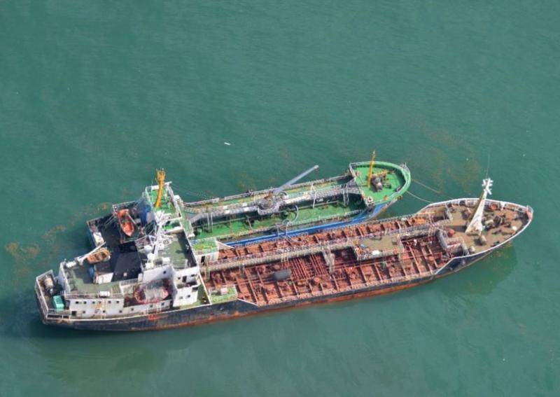 日本海上自卫队拍摄到的疑似海上“倒油”的朝鲜油轮
