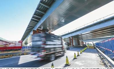 正在建设中的新机场高速从六环路上横跨而过。北京市政路桥管理养护集团供图