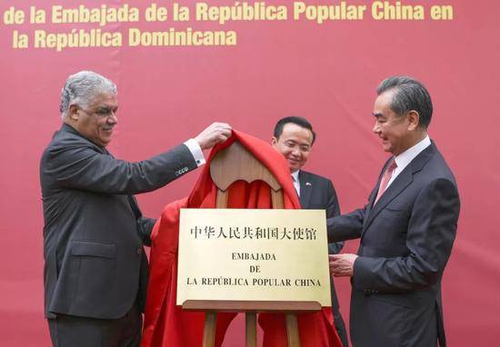 9月21日，在多米尼加首都圣多明各，正在多米尼加访问的中国国务委员兼外长王毅（右）和多米尼加外长巴尔加斯（左）共同为中国驻多米尼加使馆揭牌。 新华社记者辛悦卫摄