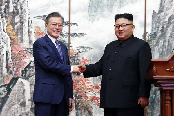 资料图片：9月19日，在朝鲜平壤，朝鲜国务委员会委员长金正恩（右）与韩国总统文在寅在举行共同记者会后握手。 新华社发（韩朝首脑平壤会晤韩方联合采访团供图）