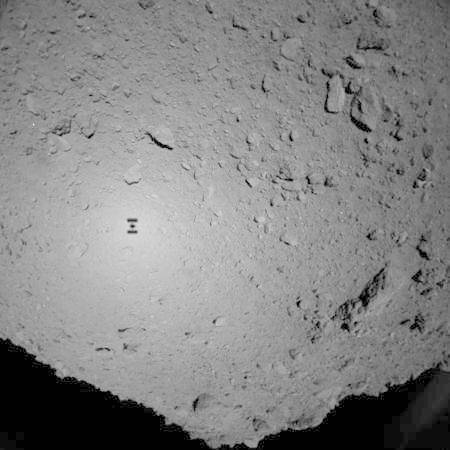  “隼鸟2号”在着陆过程中拍摄的照片，小行星上映出了探测器的影子