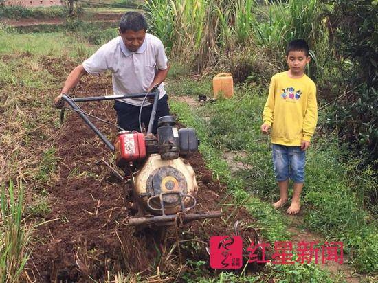 外公先启动机器，沈世航在一旁等待 图片来源：红星新闻