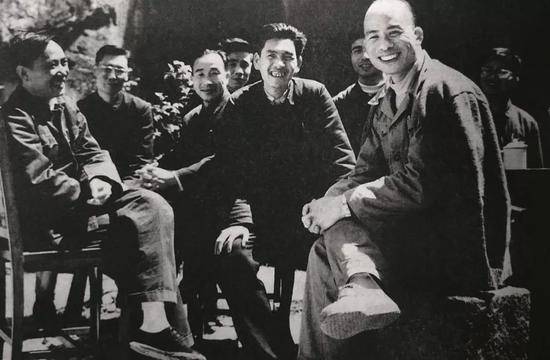 1961年，林乎加（前右）、田家英（左一）在浙江调研