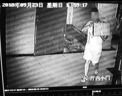 监控拍下领走游女士快递的男子本报记者 葛兰 翻拍