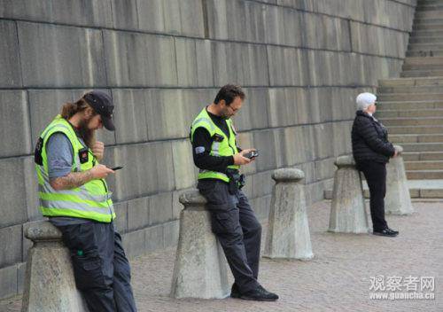 皇宫前的警察：大家一起玩手机