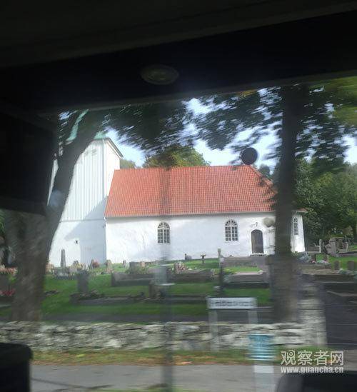 高速边经过的一个瑞典小镇，教堂前满是墓碑