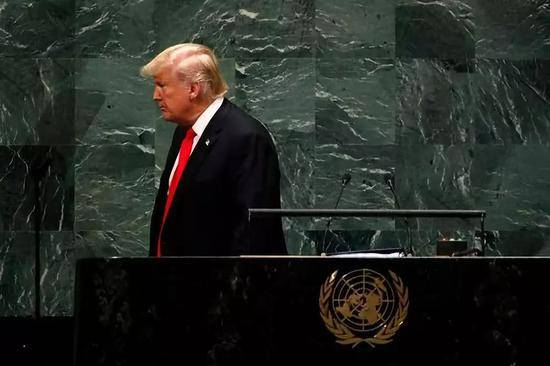 9月25日，在位于纽约的联合国总部，美国总统特朗普在联合国大会一般性辩论上发表演讲后离开。新华社记者李木子摄