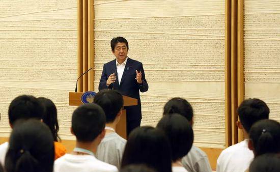 日本首相安倍晋三会见中日“小大使”。中新社记者吕少威摄