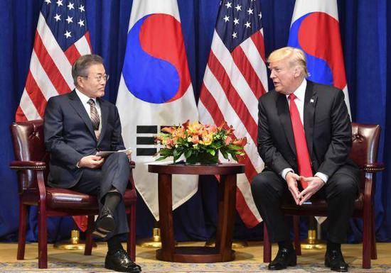 9月24日，韩国总统文在寅（左）与美国总统特朗普在美国纽约举行双边会谈。（新华社/法新）