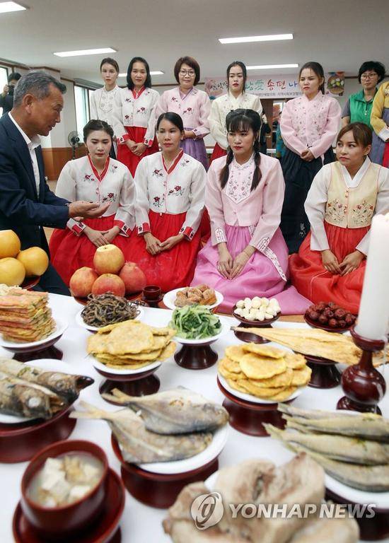 13日，韩国大田外籍新娘学习祭祀礼仪。（韩联社）