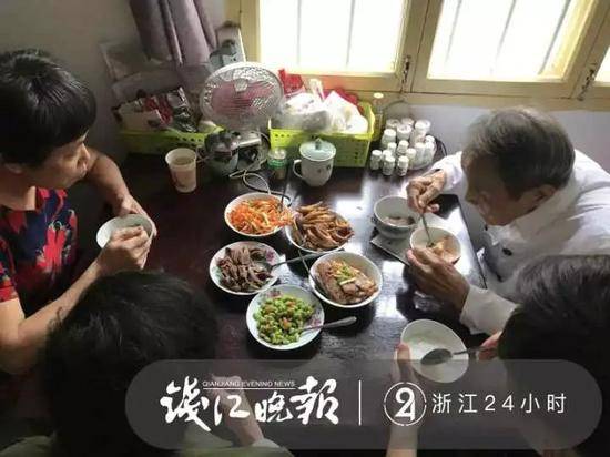 ▲一家人在午餐，每个菜盘里都有公勺。