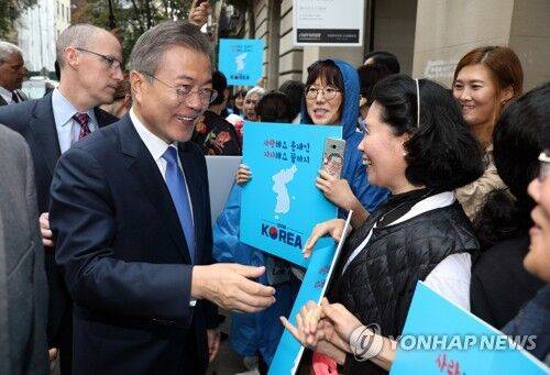 当地时间9月25日，韩人韩侨在纽约欢迎韩国总统文在寅（左一）访问美国。（图片来源：韩联社）