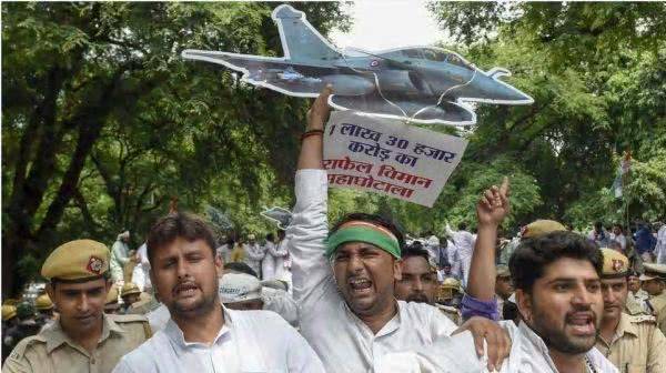 资料图片：8月30日，新德里民众抗议总理莫迪“阵风”战机交易丑闻。（路透社）