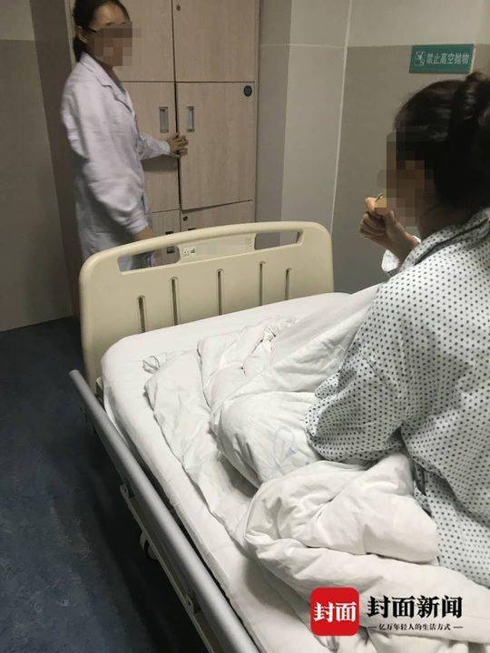 小雅在医院接受治疗。