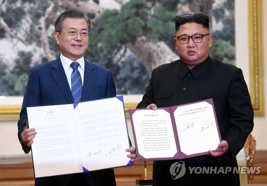 19日上午，朝韩首脑会晤后签署《平壤宣言》。（韩联社）