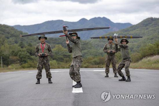 图为韩军士兵在操纵无人机等设备。（韩联社）