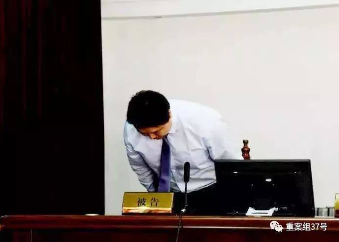 ▲被告代理人当庭鞠躬致歉。图片来源/陕西高院官方微信