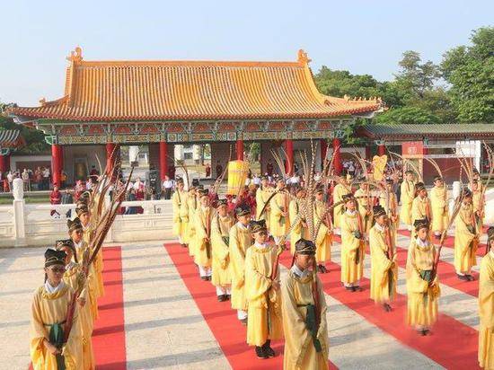 参加祭孔大典的学生们依旧维持中华文化传统（来源：“中评社”）