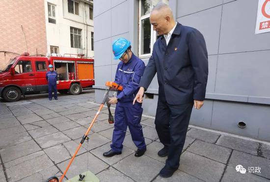 察看管道漏气检测设备演示