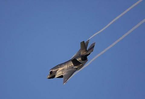 图为英国皇家海军飞行员驾驶F-35B战机。（图：Getty）