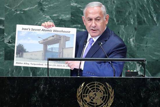 当地时间2018年9月27日，美国纽约，以色列总理内塔尼亚胡在联合国大会上发表讲话时称，伊朗在德黑兰拥有一个秘密的“原子仓库”，其中含有高达300吨的“核相关材料”。视觉中国图