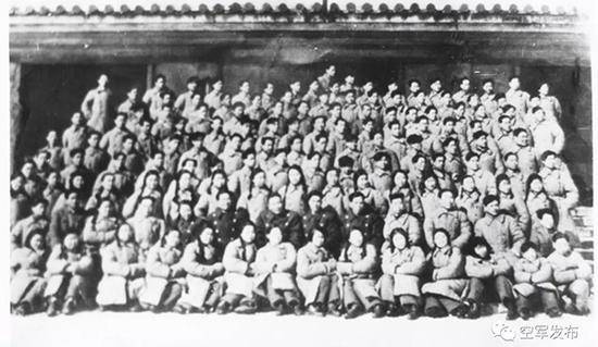 空政文工团1950年3月25日组建于吉林长春大庙，1951年迁至北京。该图为1950年创演人员在长春大庙合影。