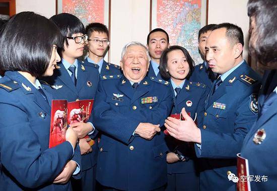 阎肃随《江姐》剧组赴福州部队巡演。