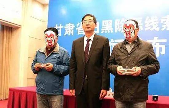 甘肃省扫黑除恶专项斗争领导小组办公室副主任孙燕飞为举报人颁发奖金。