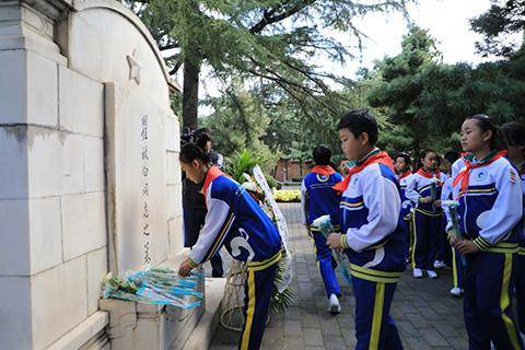 中小学生代表为瞿秋白烈士墓敬献花篮石景山区委宣传部赵昂摄