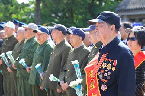 数位革命老兵参加公祭活动