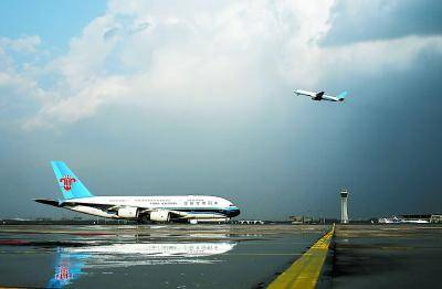 繁忙的首都机场，一架南航空客A380准备排队进入起飞跑道。今天，首都机场迎来黄金周旅客出港高峰，进出港航班约1732架次。