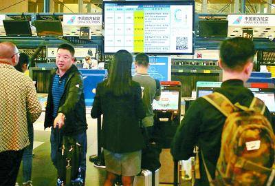 T2航站楼行李托运柜台，新安装的航班变更显示牌让乘客随时准确了解航班动态信息。