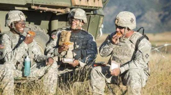 ▲美军士兵品尝野战披萨饼。