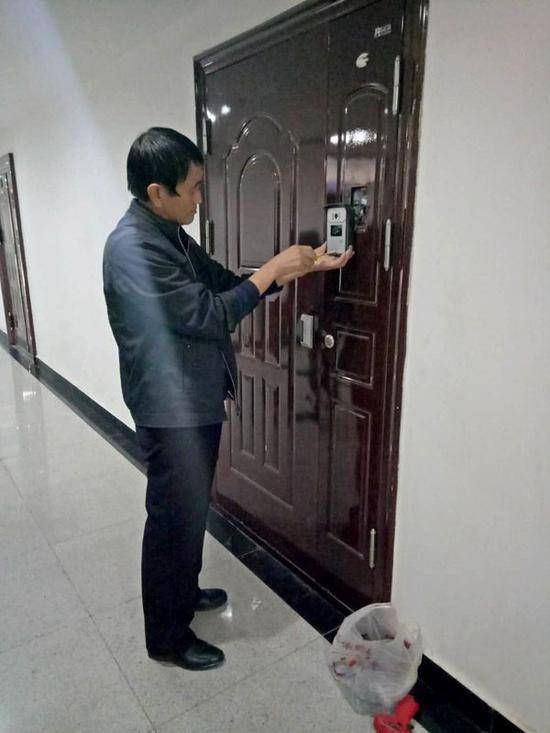 9月28日下午，工作人员正在拆除办公室门禁系统。