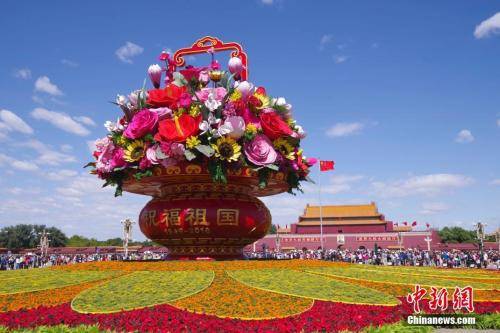 北京天安门广场国庆主题花篮“祝福祖国”。中新社记者贾天勇摄