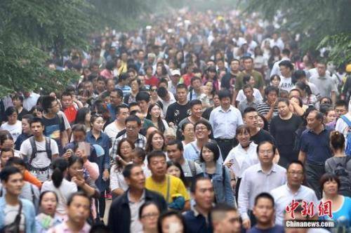 资料图：大批游客进入南京中山陵参观。中新社记者泱波摄