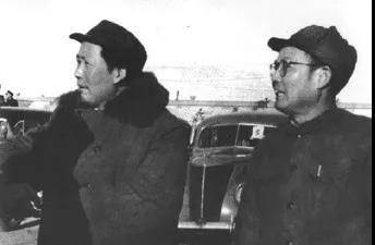 1949年3月25日，叶剑英在北平西苑机场陪同毛泽东检阅部队