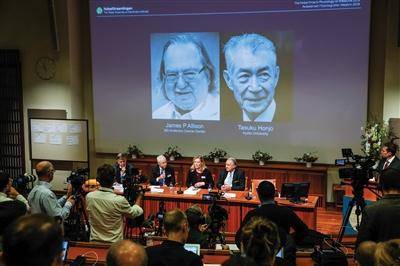 10月1日，瑞典斯德哥尔摩卡罗琳医学院，诺贝尔生理学或医学奖评选委员会新闻发布会现场。新华社记者叶平凡摄