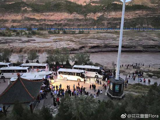网友@泽久久表示，坐摆渡大巴车还只有一个口，所有人都在往那拥。