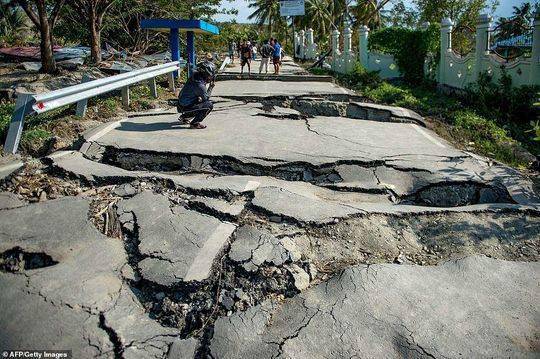 印度尼西亚苏拉威西岛中部帕鲁帕托博村的一条被毁坏的道路。