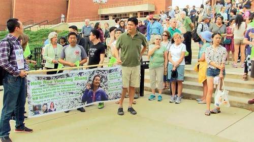 伊利诺伊大学师生及厄巴纳民众要求早日找到章莹颖的下落。（美国中文网视频截图）