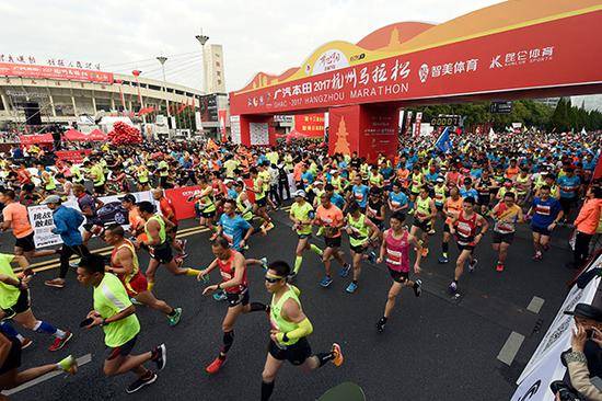 杭州马拉松在黄龙体育中心鸣枪开跑。视觉中国资料图