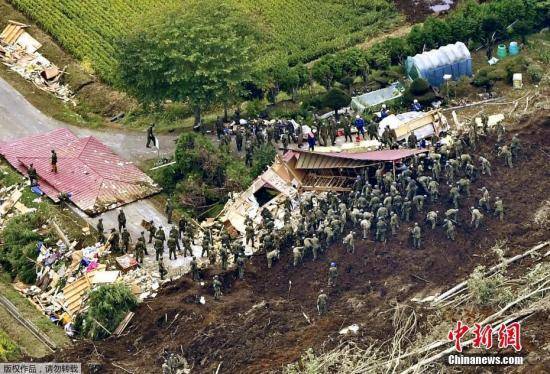 资料图：上月北海道强震发生后，日本自卫队、警察和消防队等单位全力搜救。